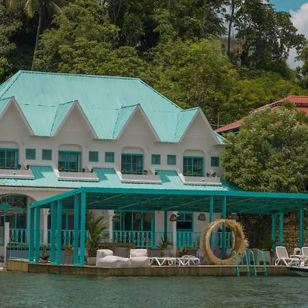 Adra Hostal Peten